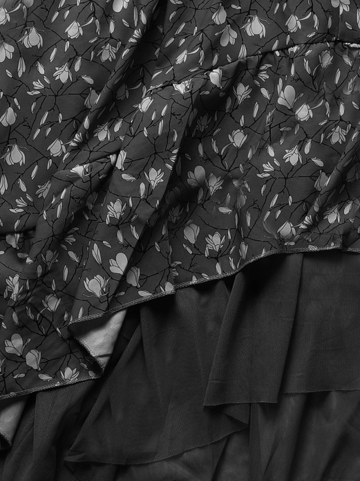 Czarna asymetryczna sukienka z falbankami z motywem kwiatowym