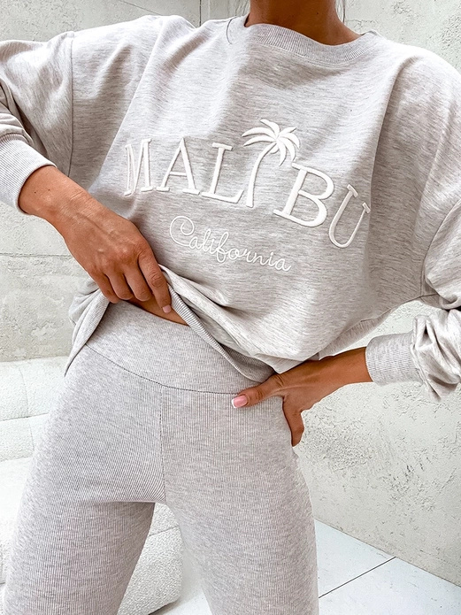 Szary genialny komplet sportowy z prążkowanymi legginsami