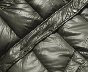 Oliwkowa krótka damska pikowana kurtka zimowa