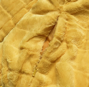 Żółta dwustronna pikowana kurtka na futerku