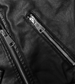 Czarna kurtka ramoneska