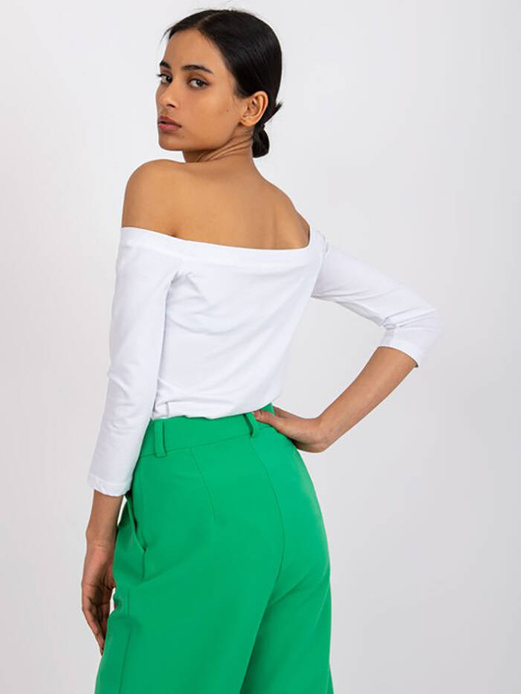 Biała klasyczna bluzka z dekoltem w łódkę, elegancka i elastyczna