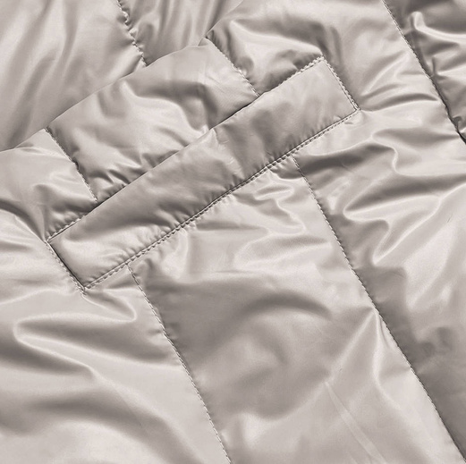 Beżowa damska kurtka zimowa pikowana w jodełkę