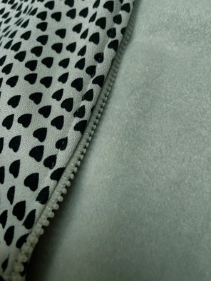 Szarozielona zapinana na suwak damska bluza z kapturem w serduszka