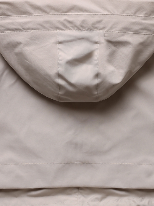 Beżowy płaszcz prochowiec z podwijanymi rękawami i kapturem