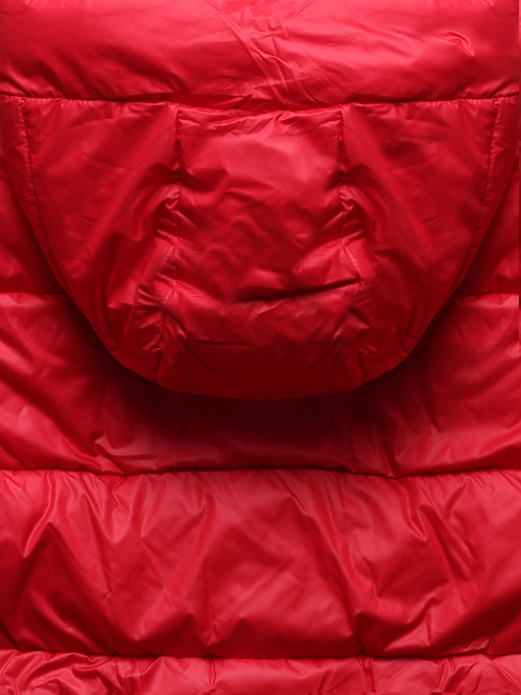 Czerwona zimowa pikowana kurtka z kapturem i kołnierzem