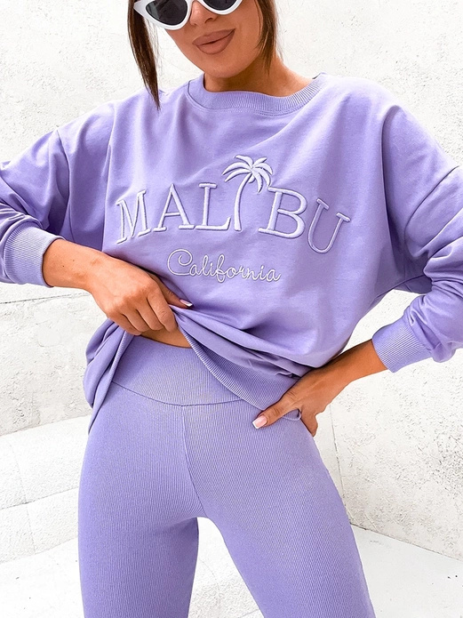 Fioletowy genialny komplet sportowy z prążkowanymi legginsami