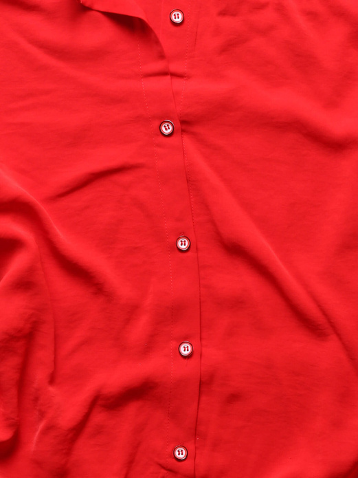 Czerwona zwiewna sukienka koszulowa zapinana na guziki