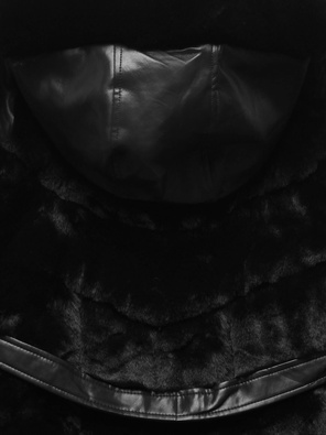 Czarna futrzana damska zimowa kurtka wstawki z elementami z ekoskóry