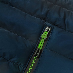 Granatowa twarzowa sportowa kurtka pikowana z kapturem