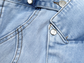 DOPASOWANY KOMBINEZON JEANSOWY JASNONIEBIESKI (POP5983)