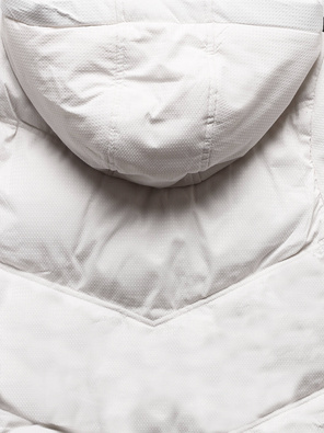 Ecru krótka pikowana zimowa kurtka z kołnierzem na futerku zapinana na suwak