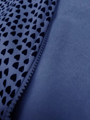 Ciemnoniebieska zapinana na suwak damska bluza z kapturem w serduszka