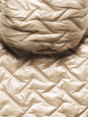 Beżowy damski unikalnie pikowany bezrękawnik na futerku