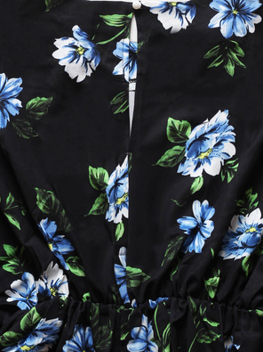 Czarna elegancka sukienka w niebieskie kwiaty z bufiastymi rękawami z gumką w talii