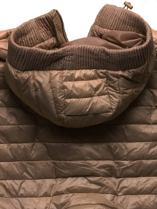 Brązowa trapezowa pikowana unikalna kurtka z dzianinowymi rękawami