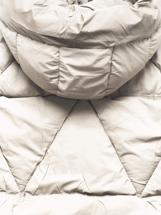 Jasnobeżowa damska pikowana kurtka z unikalnym kapturem