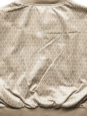 Beżowa krótka kurtka bomberka we wzorki