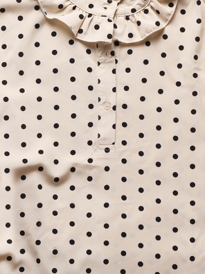 Beżowa zwiewna sukienka w groszki z falbankami