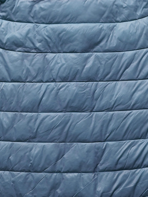 Niebieska trapezowa pikowana wiosenna kurtka na zatrzaski