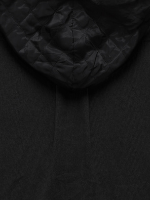 Czarna bluza w prążki z łatami i z kapturem zapinana na suwak