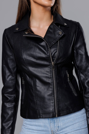 Czarna kurtka gładka ekoskóra ramoneska zapinana na skos z klapami prosty krój