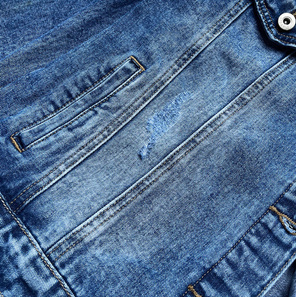 DAMSKA KURTKA JEANSOWA Z DRESOWYMI WSTAWKAMI NIEBIESKA (POP5923-K)