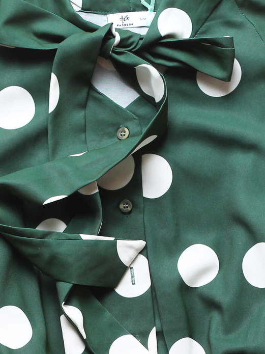 Zielona elegancka sukienka wiązana na dekolcie zapinana na guziki