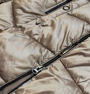 Beżowa długa błyszcząca zimowa pikowana kurtka