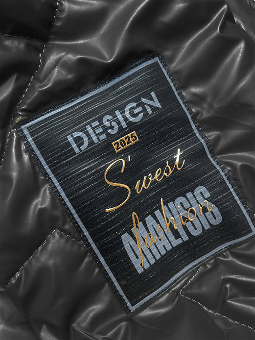 Czarna długa kurtka pikowana wiązana z kapturem