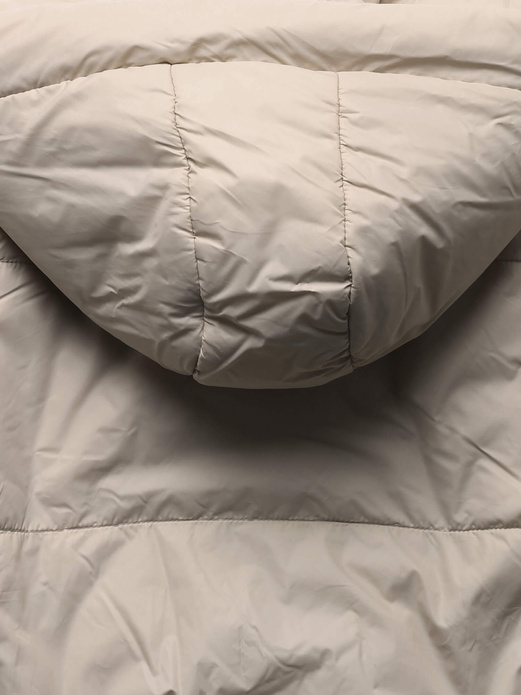 Beżowa pikowana przejściowa kurtka z kapturem ściągana na dole gumką