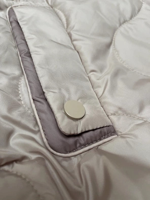 Jasnobeżowy krótki bezrękawnik kamizelka z kapturem