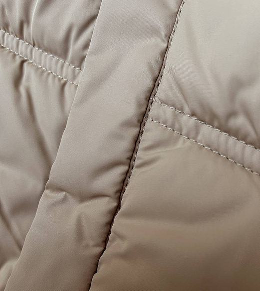 Beżowa trapezowa kurteczka zimowa z kapturem szachownica