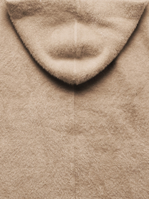 Beżowa damska narzutka alpaka z kapturem