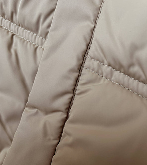 Beżowa trapezowa kurteczka zimowa z kapturem szachownica