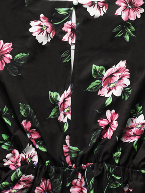 Czarna elegancka sukienka w różowe kwiaty z bufiastymi rękawami z gumką w talii