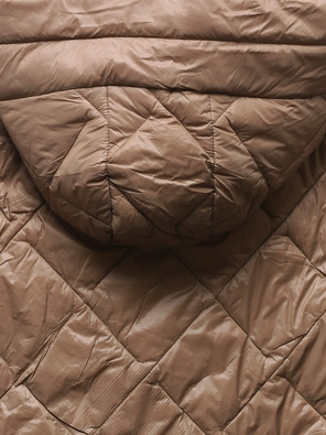 Brązowa trapezowa pikowana przejściowa kurtka z dzianinowymi rękawami 