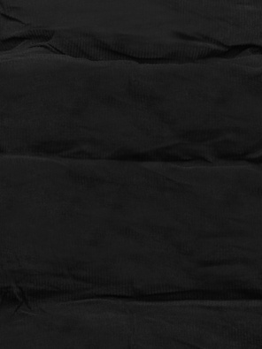 Czarna sztruksowa krótka pikowana zimowa kurtka z kołnierzem na futerku zapinana na suwak