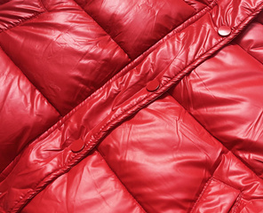 Czerwona krótka damska pikowana kurtka zimowa