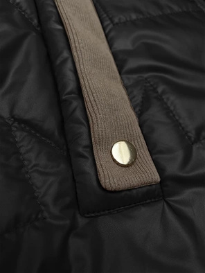 Czarna kapitalna damska pikowana kurtka z wydłużonymi ściągaczami