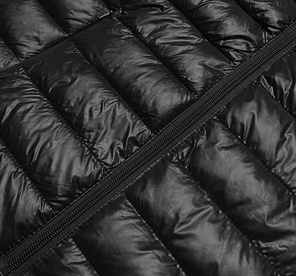 Czarna lekko błyszcząca kurtka pikowana ze stójką