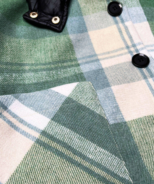 Zielonabiała kurtka oversize w kratkę na guziki