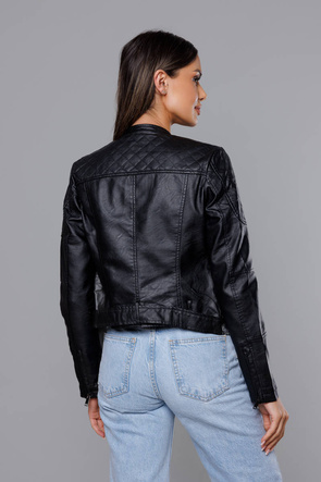 Czarna kurtka ekoskóra ramoneska z paskiem zapinana na skos