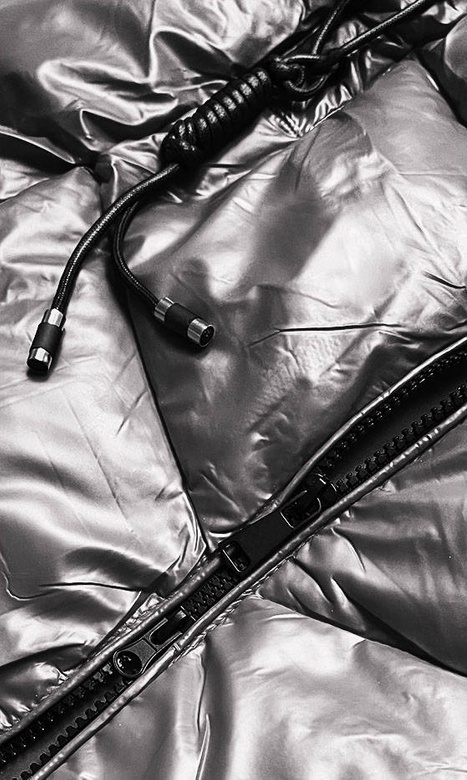 Srebrny stylowy błyszczący pikowany bezrękawnik damski z kapturem