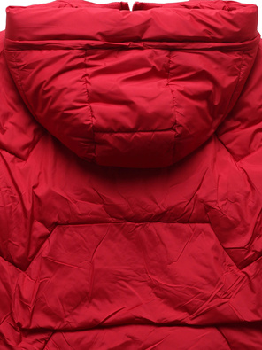 Czerwona kurtka z kapturem modnie pikowana na suwak i zatrzaski