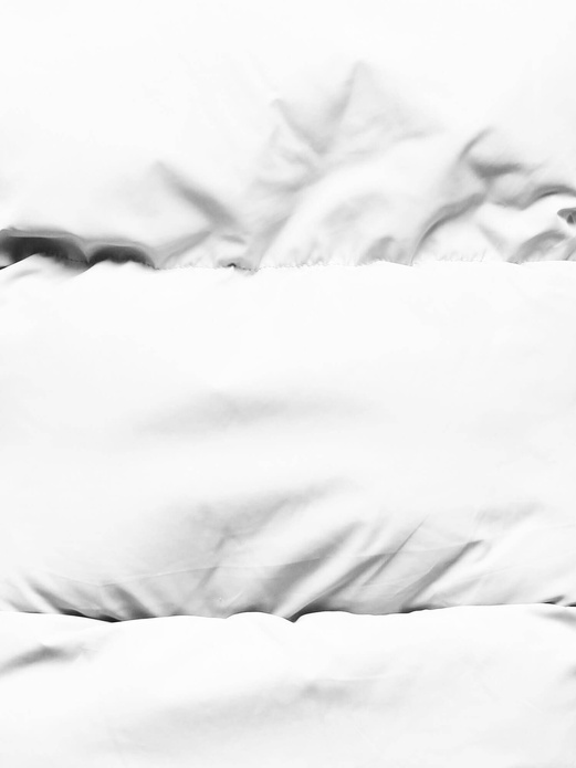 Biały puchowy ciepły bezrękawnik na suwak ze stójką kamizelka