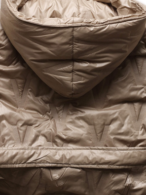 Beżowy pikowany płaszcz zapinany na zatrzaski z paskiem