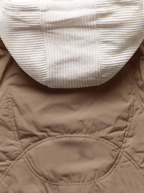 Beżowa kapitalna przejściowa bomberka kurtka damska z kapturem 