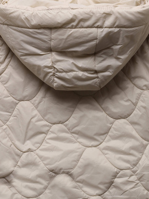 Beżowa ciekawie pikowana lekka przejściowa kurtka z kapturem