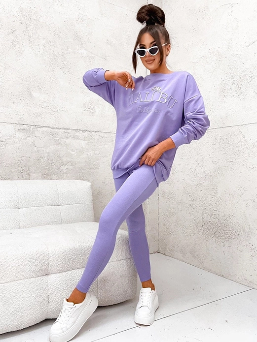 Fioletowy genialny komplet sportowy z prążkowanymi legginsami